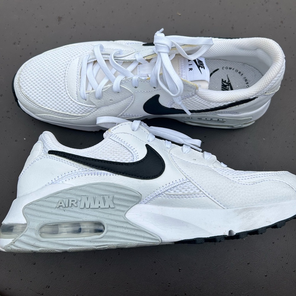 Women’s NIKE air max’s excee size 10